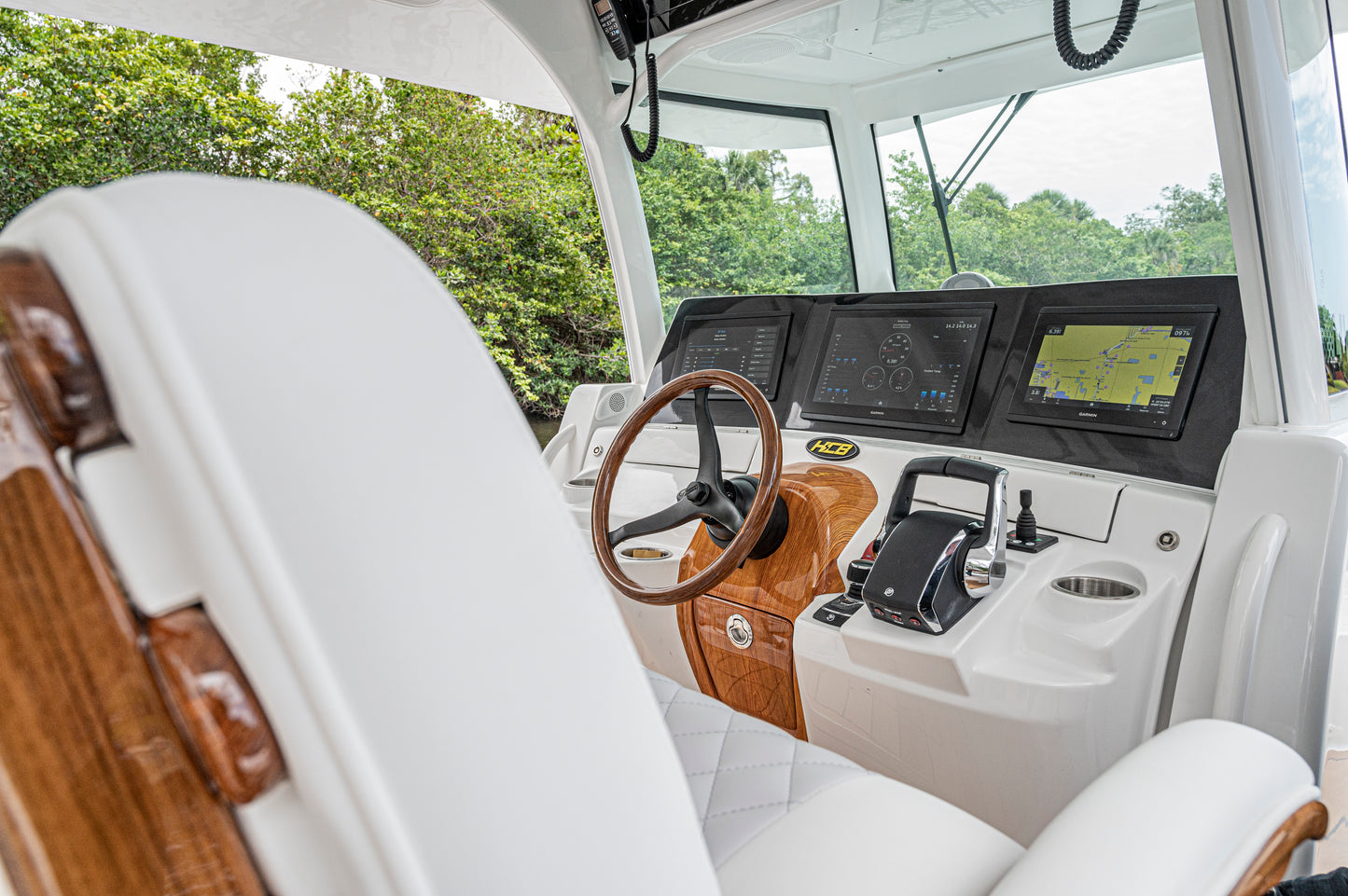 Garmin GPSMAP 8612xsv Chartplotter With Mapping and Sonar (010-02092-51) - KBM Outdoors